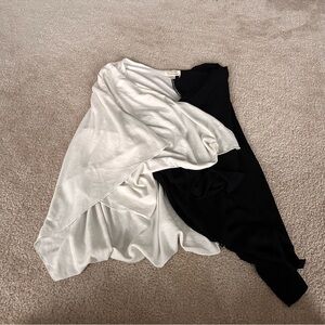NWOT Women’s Donni Charm Black and White Cape!